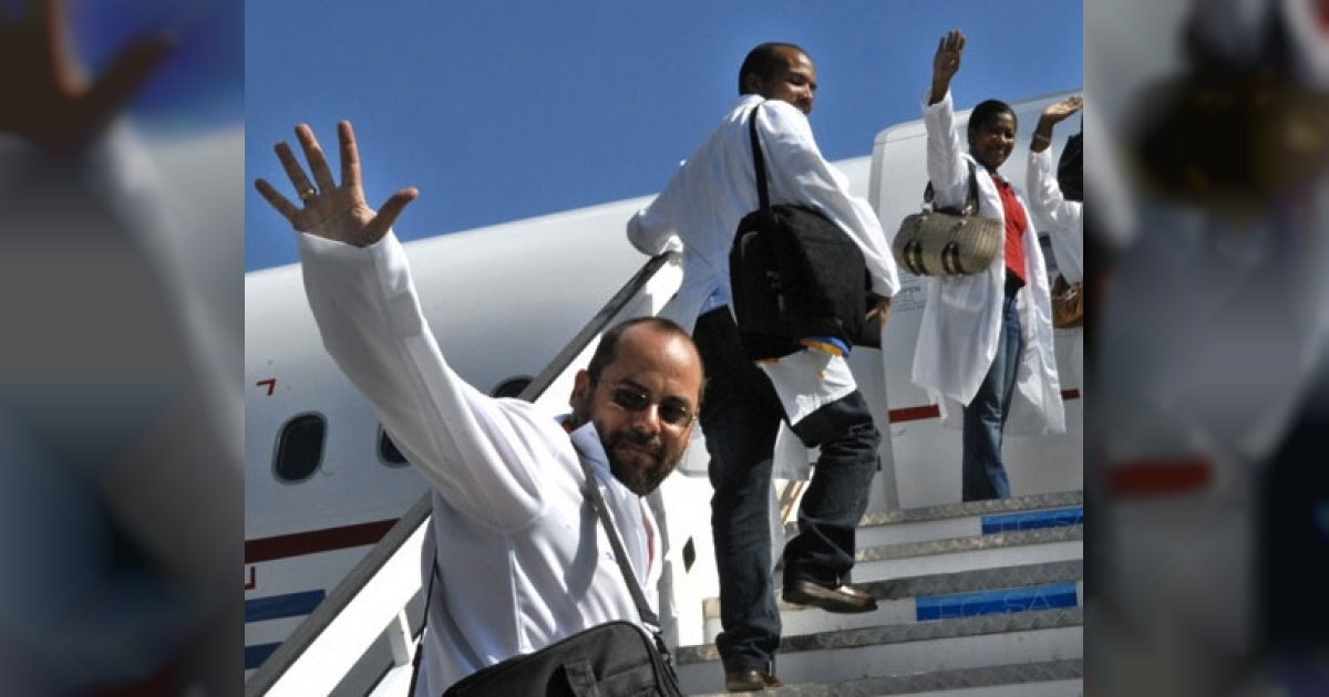 Médicos cubanos, subiendo a un avión. © Cubadebate.