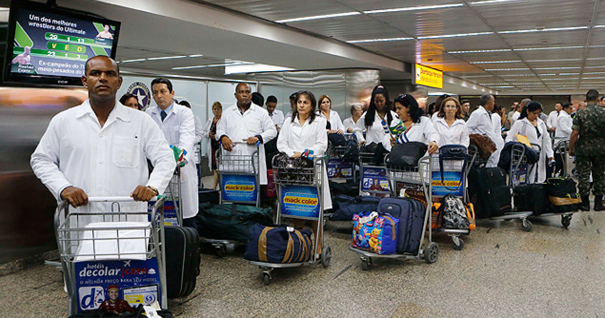 Médicos cubanos llegando a Brasil dentro del programa Mais Médicos © Folha de Sao Paulo