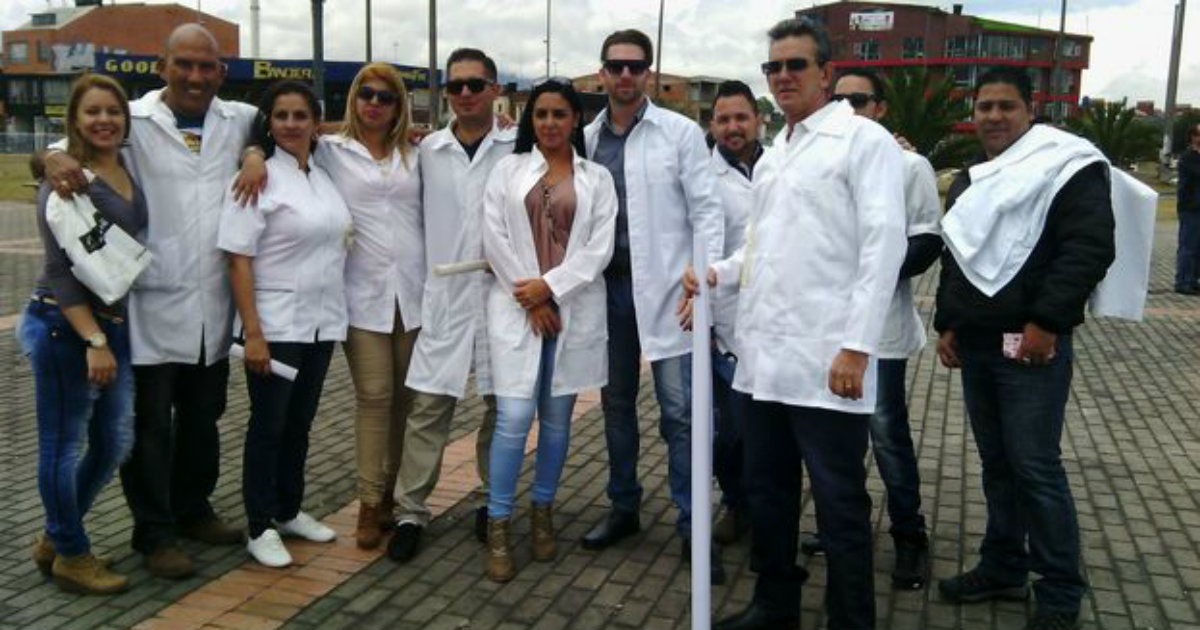 Médicos cubanos manifestándose en Bogotá © 14ymedio