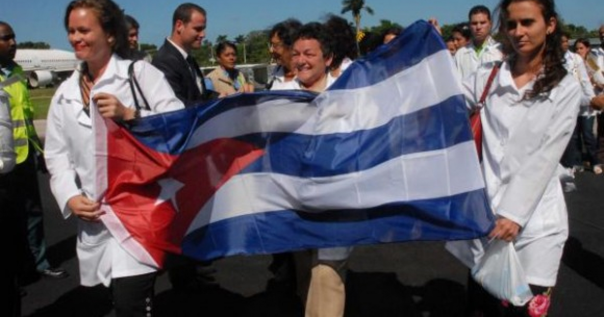 Médicos cubanos portando la bandera de Cuba en Venezuela. © Oriol de la Cruz / AIN