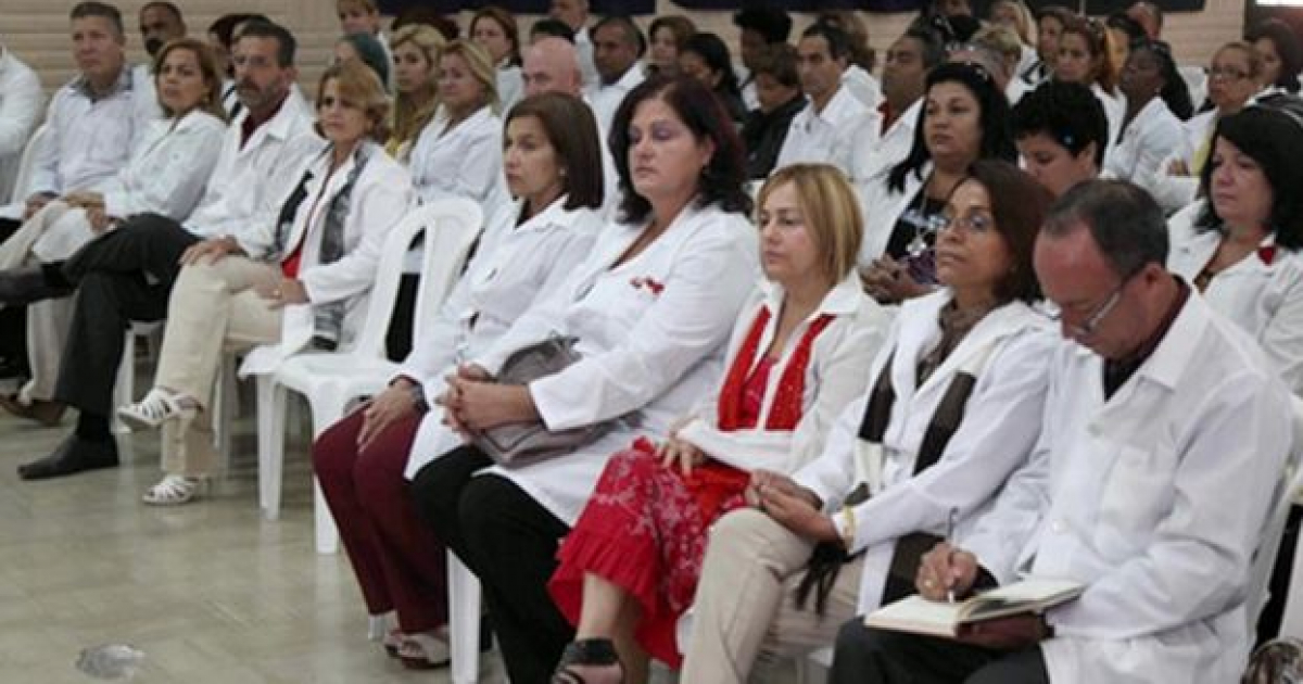 Médicos de la isla en un acto oficial en Ecuador © America TeVe