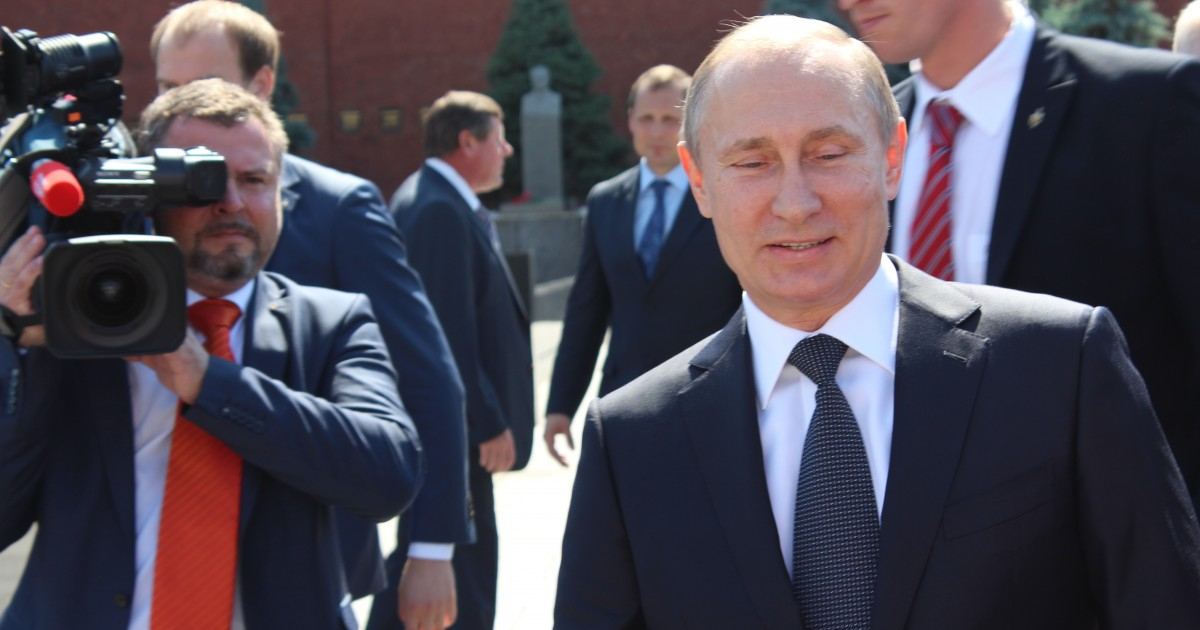 El presidente ruso, Vladimir Putin, sonriendo con una cámara de televisión detrás © pxhere