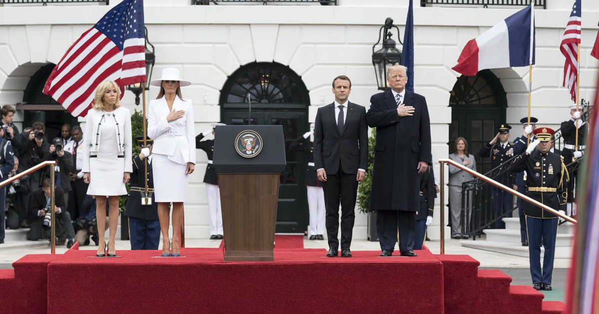 Melania Trump vuelve a rechazar la mano de Trump © White House