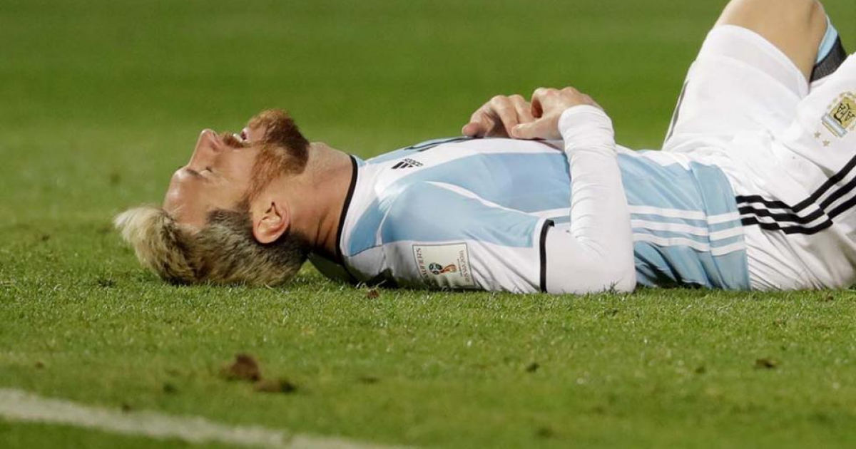 Messi tumbado sobre el césped tras una derrota con Argentina © tn.com