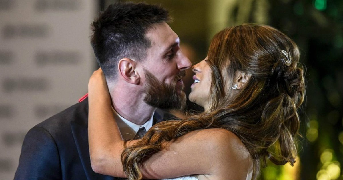 Lionel Messi y Antonella Roccuzo en pleno momento romántico © Twitter / Leo Messi Fan Club