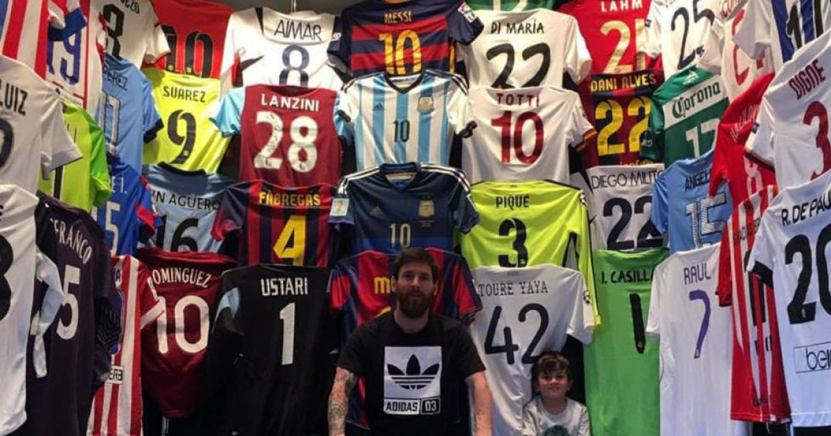 Leo Messi y su hijo Tiago con el museo de camisetas de fondo © Instagram / Leo Messi