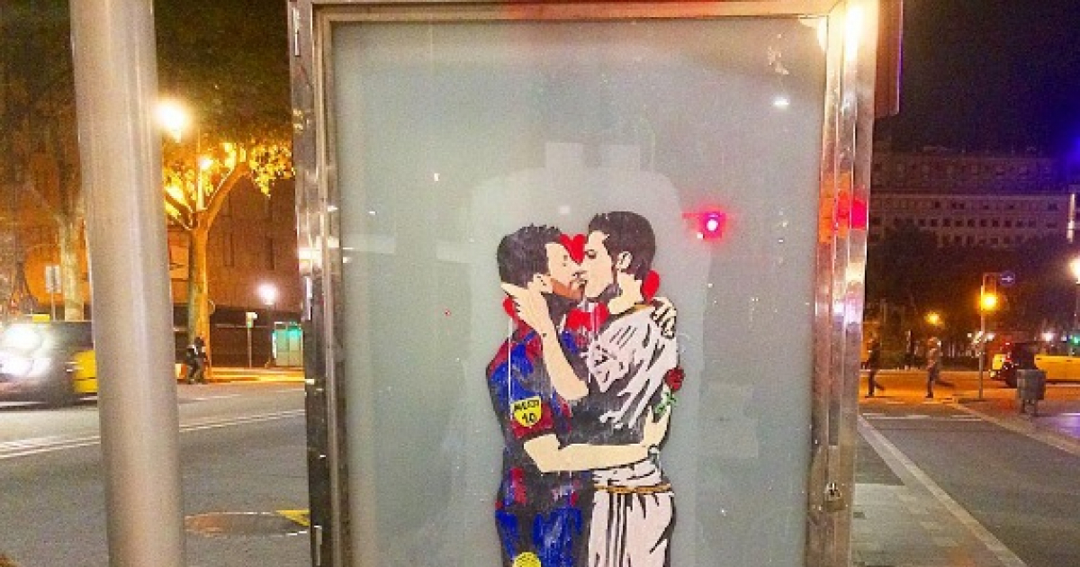 Messi y Cristiano Ronaldo unen sus cuerpos en un romántico beso © Instagram / tvboyofficial