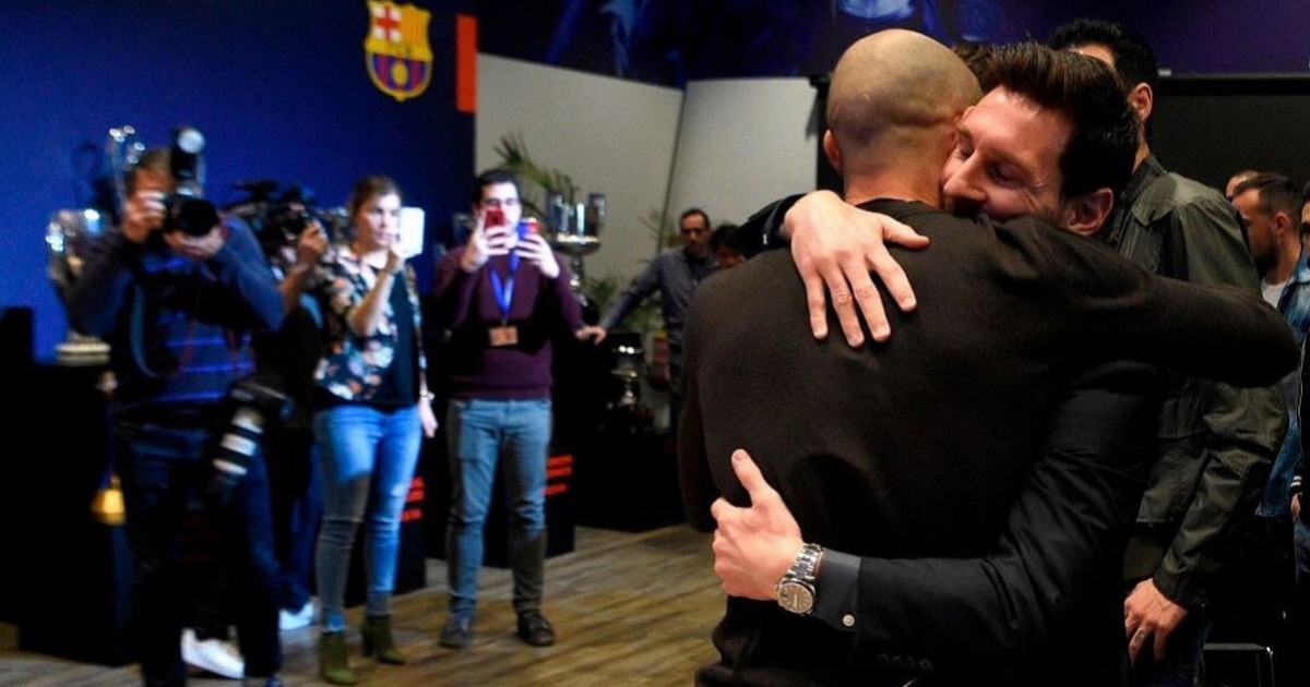 Messi y Mascherano se abrazan © @messi10stats