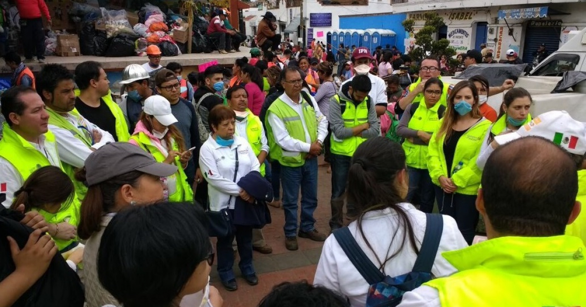 Equipos de rescate recibiendo instrucciones tras el terremoto en México © Twitter / @gobmx