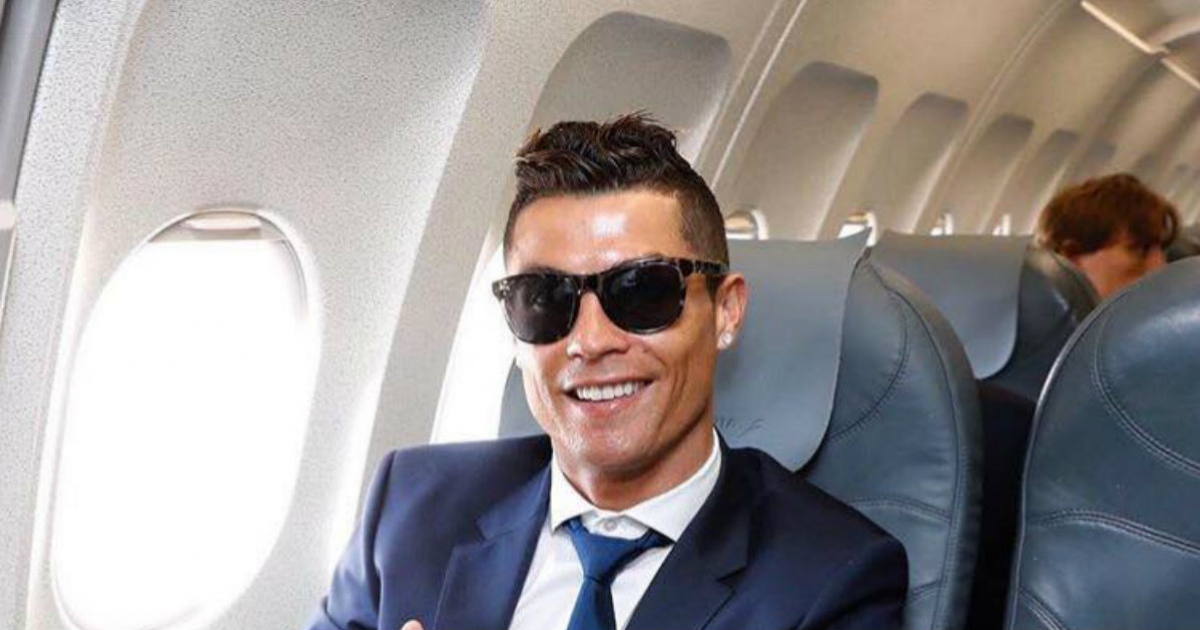 Cristiano Ronaldo volando en un avión con gafas de sol © Facebook / Cristiano Ronaldo