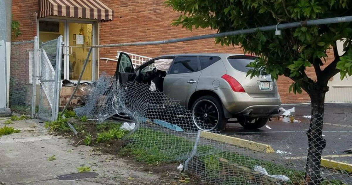 Auto siniestrado en las calles de Miami. © Miami Fire Rescue