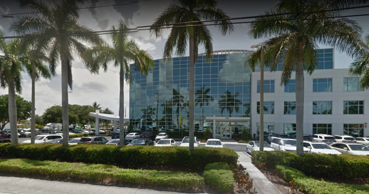 Vista exterior del centro Seduction by Jardon’s Medical Center en Doral © Google Street View