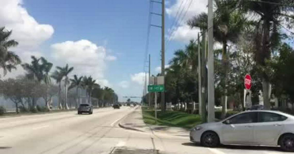 Coches de la policía custodiando el fuego en Miami © Twitter / TManriqueMiami