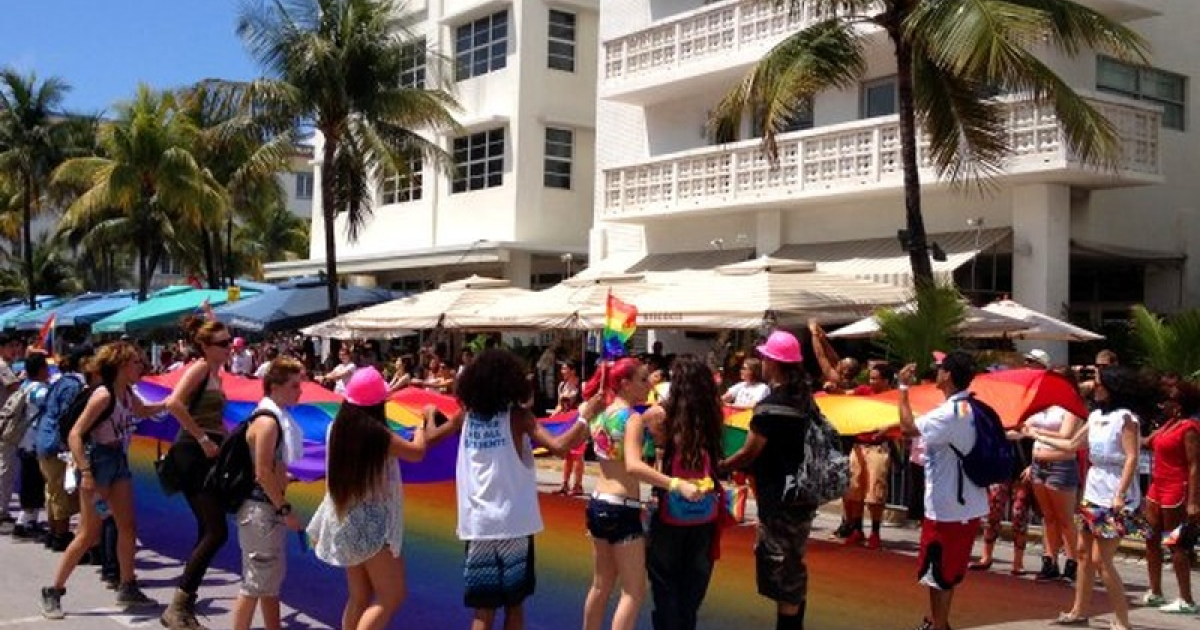 Personas lucen la bandera del Orgullo Gay en las calles de Miami Beach © Siente América