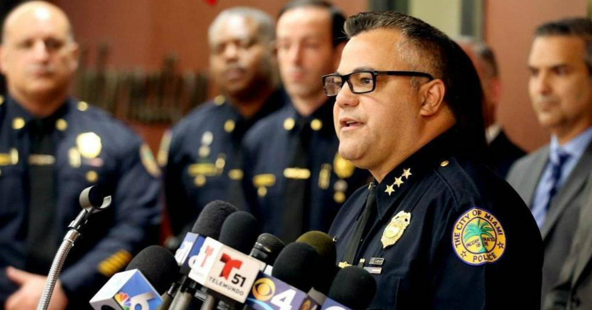 Luis Cabrera, subjefe de la policía de Miami, en rueda de prensa © Miami Herald / Charles Trainor JR 