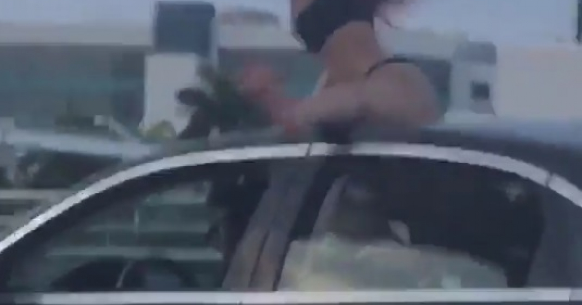 Mujer en bikini haciendo twerking sobre un auto en Miami © Twitter / Billy Corben
