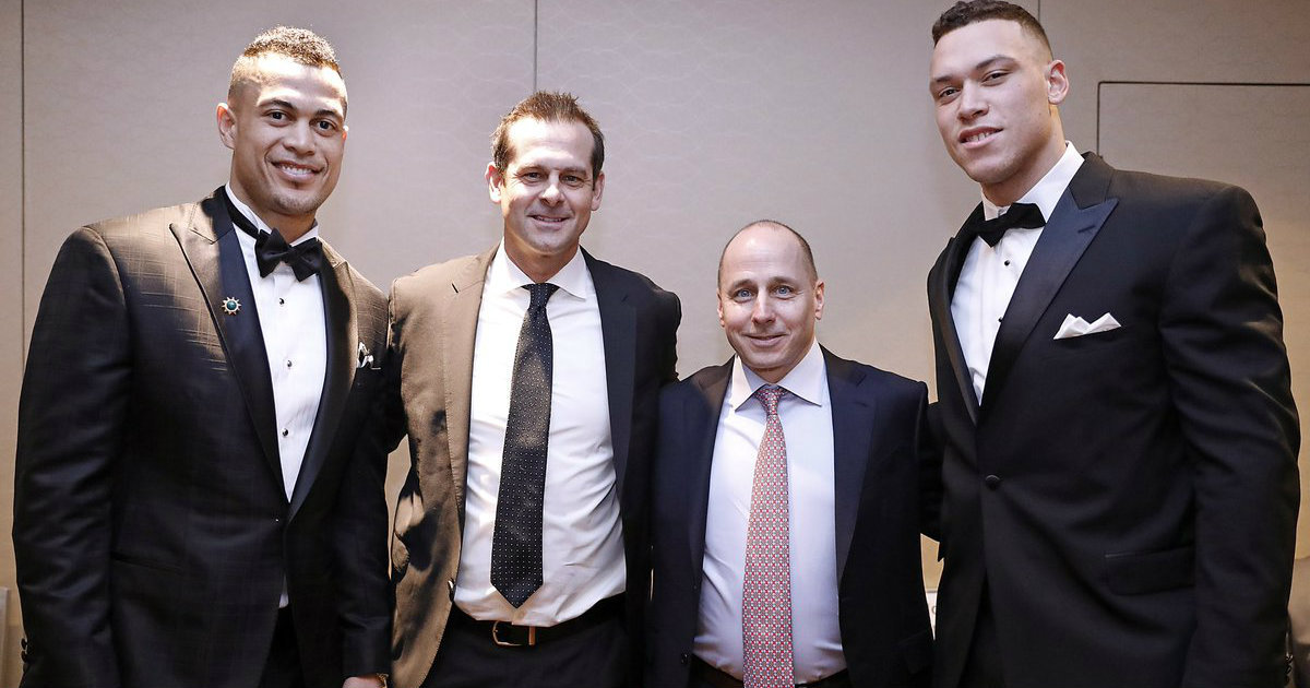 Giancarlo Stanton, Aaron Boone, Aaron Judge y BBWAA. © NYY / Twitter