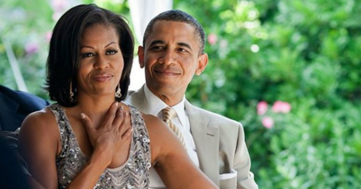 Michelle Obama llevándose la mano al pecho junto al expresidente de EE.UU. © Instagram / Barack Obama