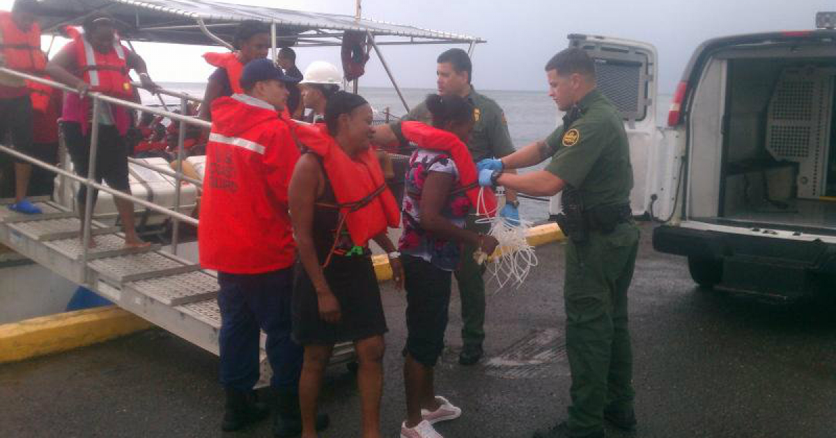 La Guardia Costera de EEUU prestando ayuda a migrantes © CBP