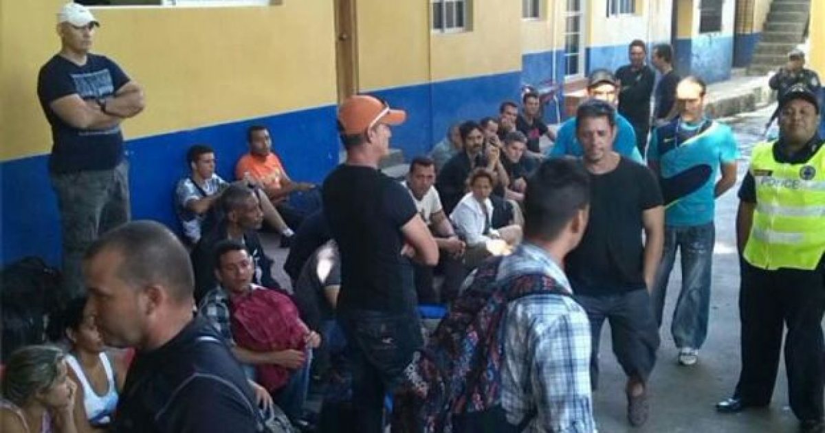 Migrantes cubanos detenidos en Honduras © La Prensa