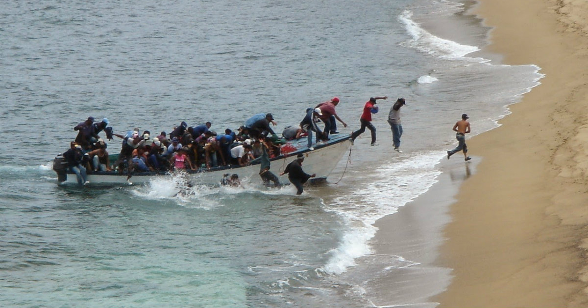 Embarcación con migrantes cubanos llegando a la costa © noticiassin