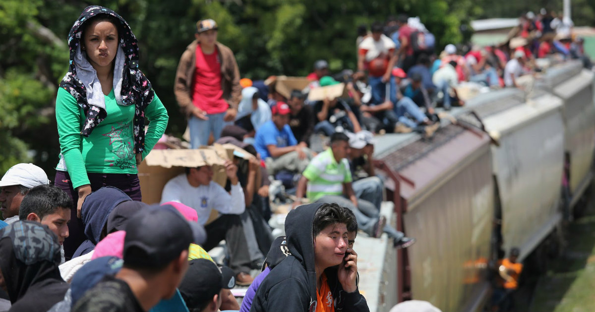 Expedición de migrantes centroamericanos camino de EEUU © Youtube / Univision