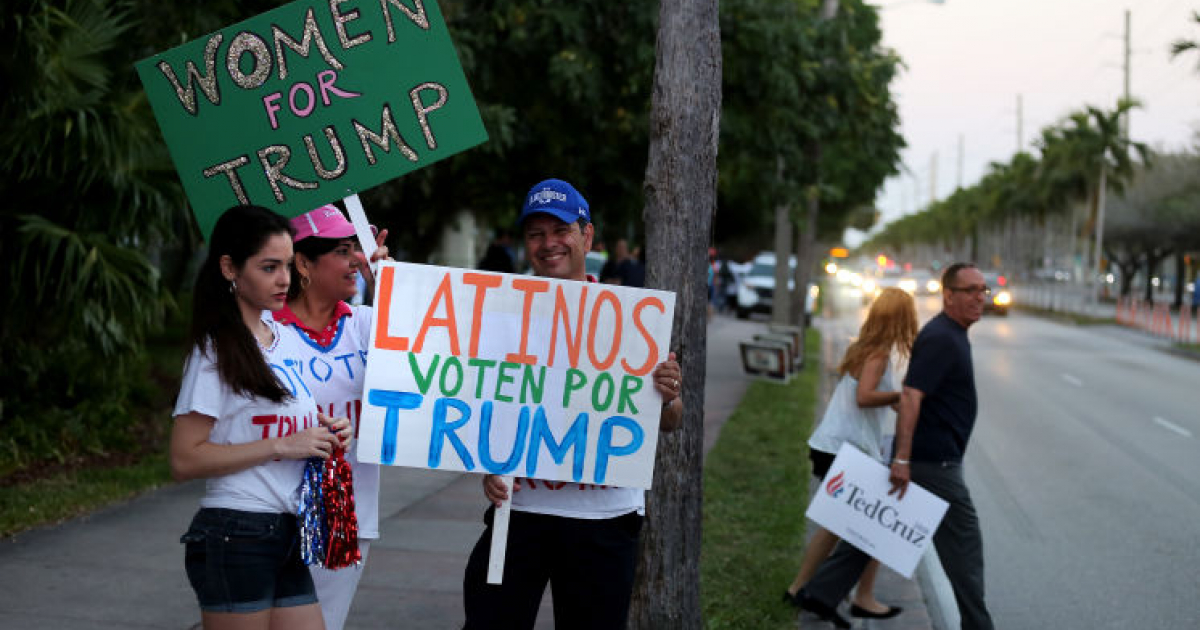 Migrantes latinos con pancartas de apoyo a Trump © Tampa Bay Times