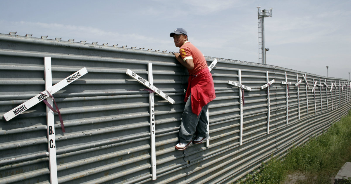 Migrante mexicano en la frontera con Esados Unidos © Wikipedia