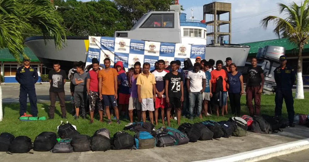 Grupo de migrantes en Golfo de Urabá © Twitter / Armada Nacional