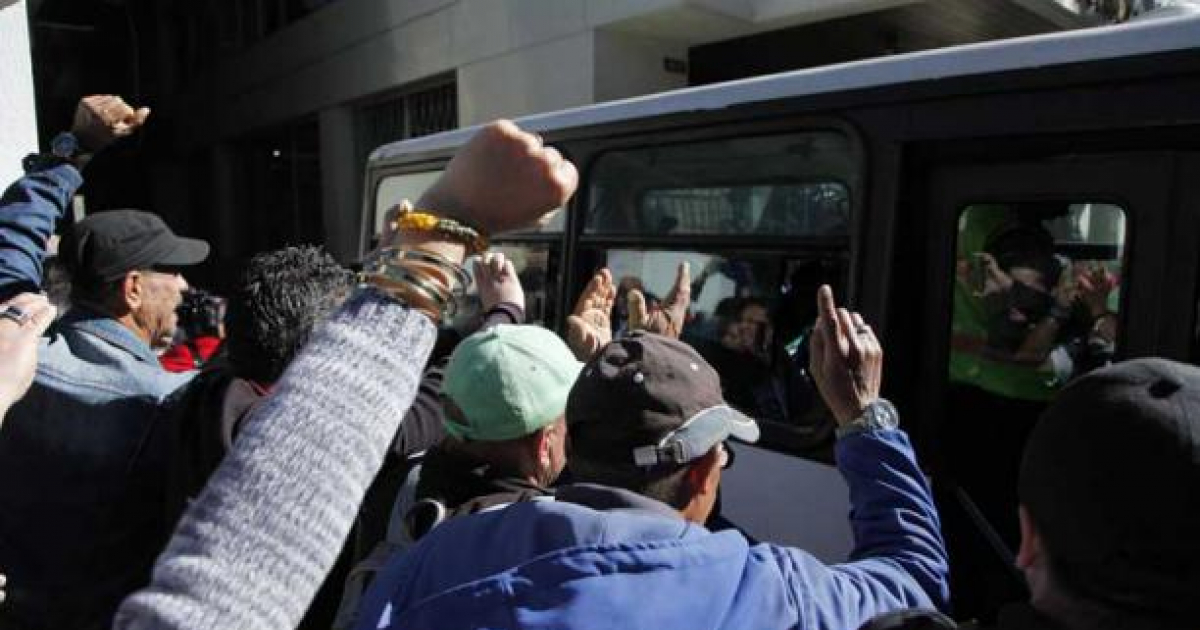 Un grupo de inmigrantes cubanos muestran su rechazo a las detenciones policiales de Quito © 