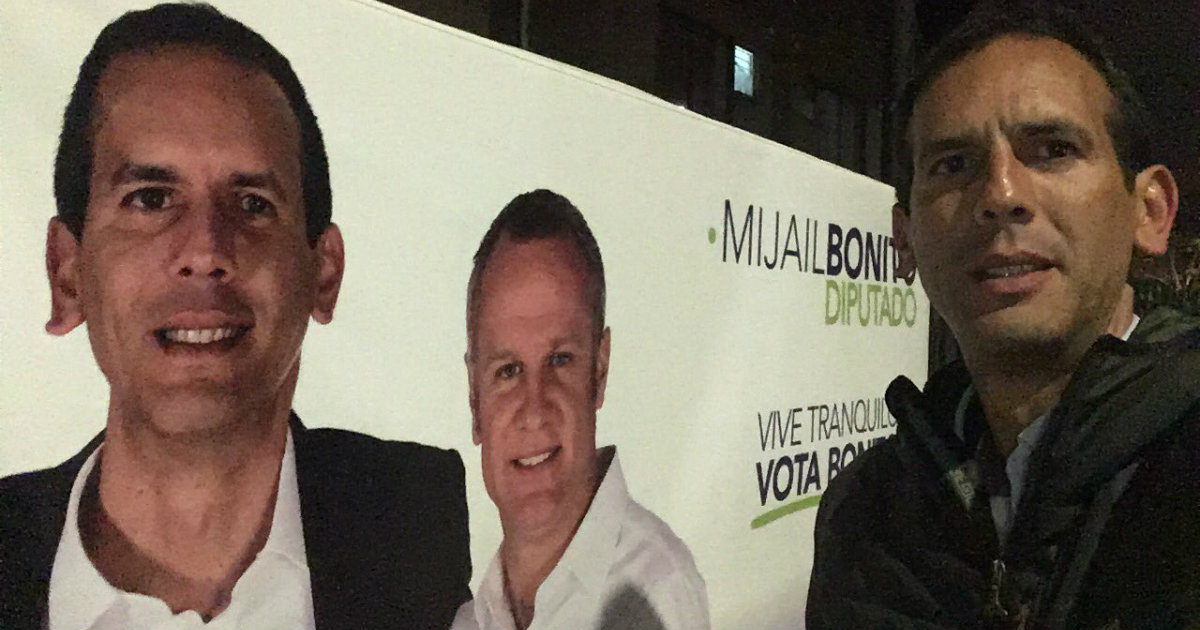 Mijail Bonito, junto a un cartel electoral. © Mijail Bonito / Twitter