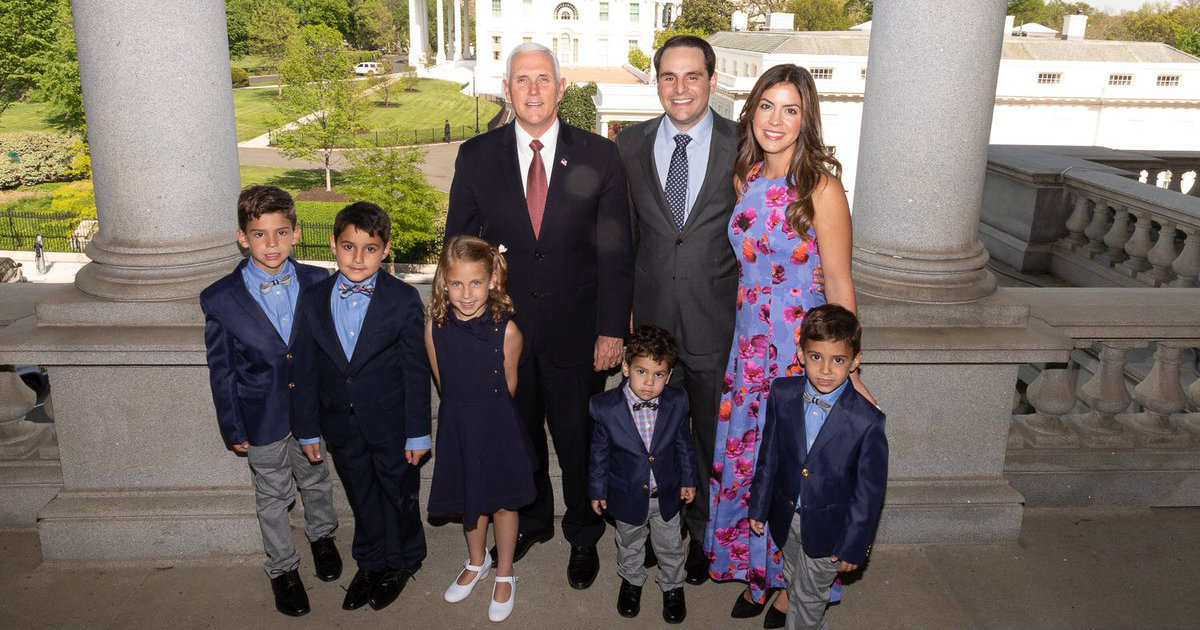 Mike Pence, junto al nuevo embajador de EE.UU. ante la OEA y la familia de éste. © Mike Pence / Twitter