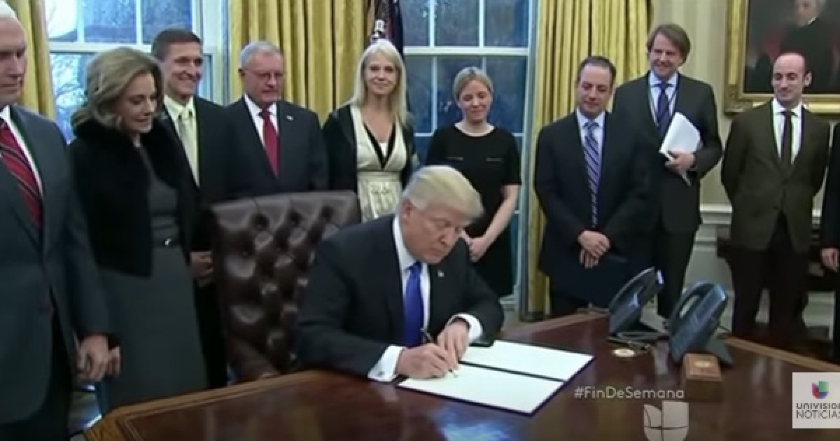 Donald Trump firmando órdenes ejecutivas en el Despacho Oval © Univision Noticias