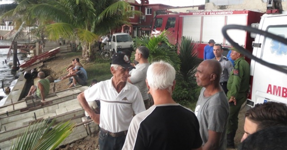 Policía y vecinos en busca del cuerpo del pescador © Frank Correa