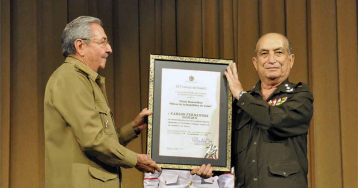 Raúl Castro entregando una placa conmemorativa al ministro del MININT © Juventud Rebelde