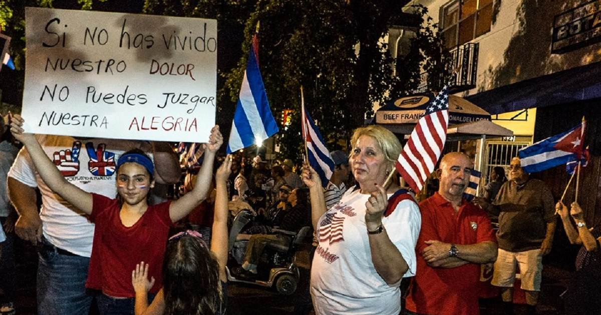Manifestación del exilio cubano tras la muerte de Fidel Castro. © Miri Páez Bolet / CiberCuba.