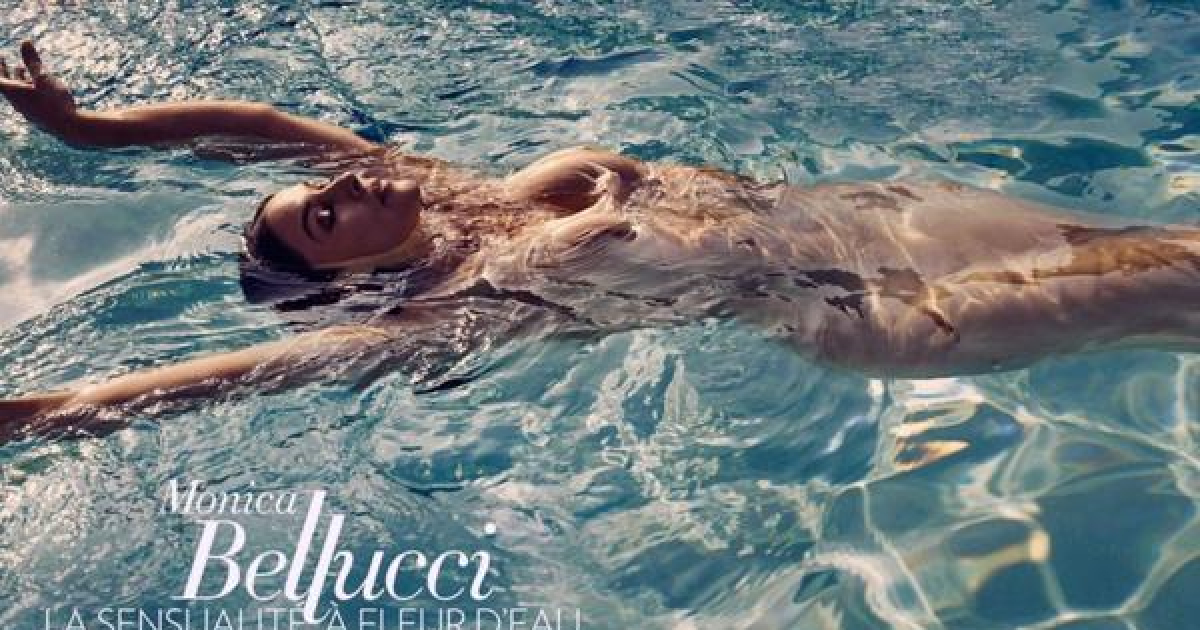 Monica Belluci posa mientras nada desnuda © Paris Match