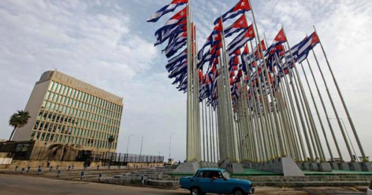 Monte de las banderas frente a Embajada de Estados Unidos en La Habana © Granma