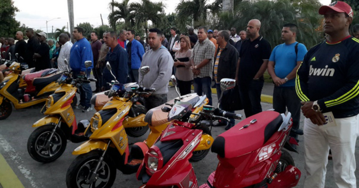 Motorinas entregadas a trabajadores de Comunales © CMHW