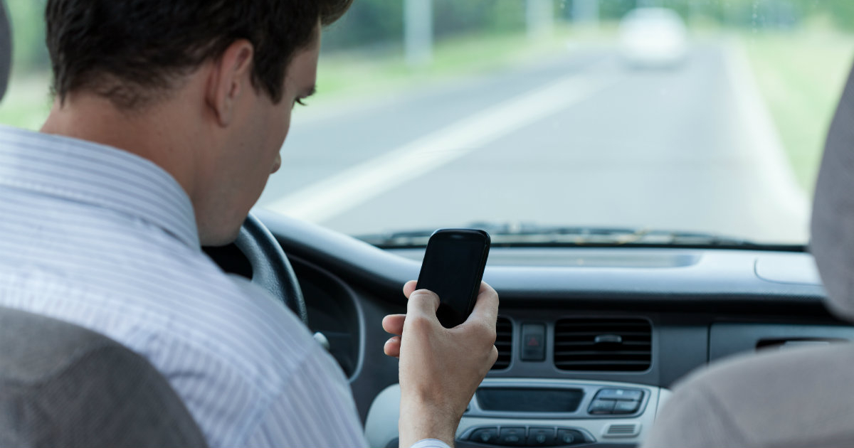 Hombre escribe en su móvil mientras conduce © Pixabay