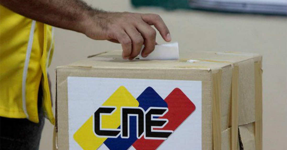 Ciudadano de Venezuela depositando su voto en una urna del CNE © El Venezolano