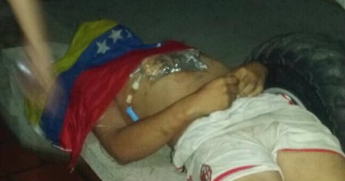 Joven venezolano con el rostro tapado en las calles de Venezuela © Twitter / NTN24 Venezuela