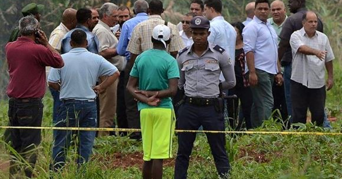 Policía cubana inspecciona el lugar del accidente aéreo © Facebook / Reyna Turro