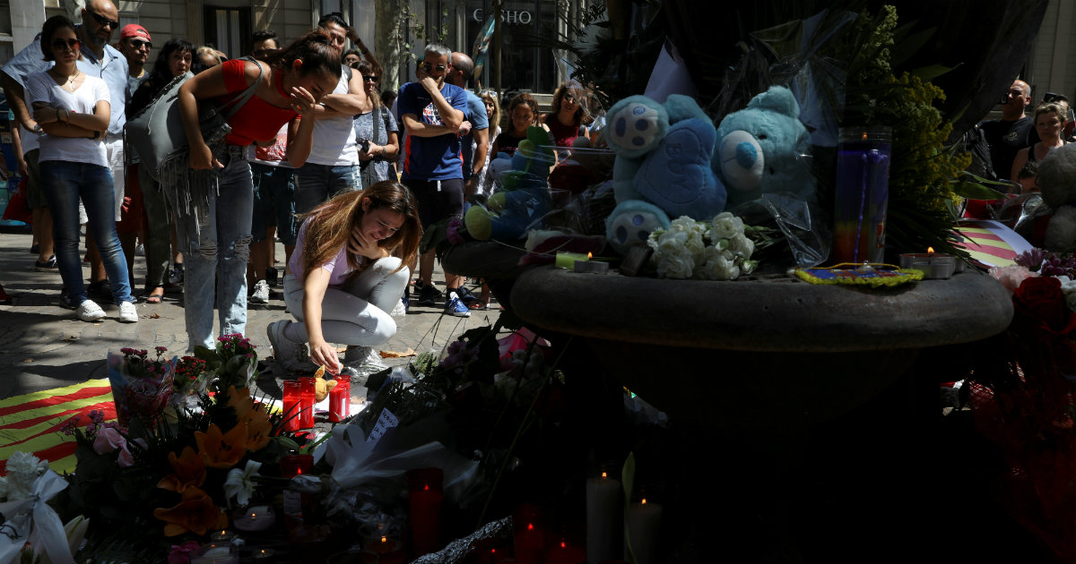 Altar con flores y velas en Barcelona en recuerdo a las víctimas del atentado © REUTERS / Susana Vera
