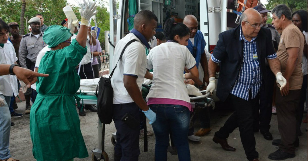 Momento en que trasladan una sobreviviente al hospital Calixto García. © Juventud Rebelde.
