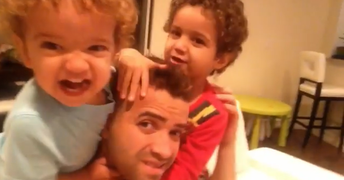 Nacho Mendoza junto a dos de sus hijos © Instagram/ Nacho Mendoza