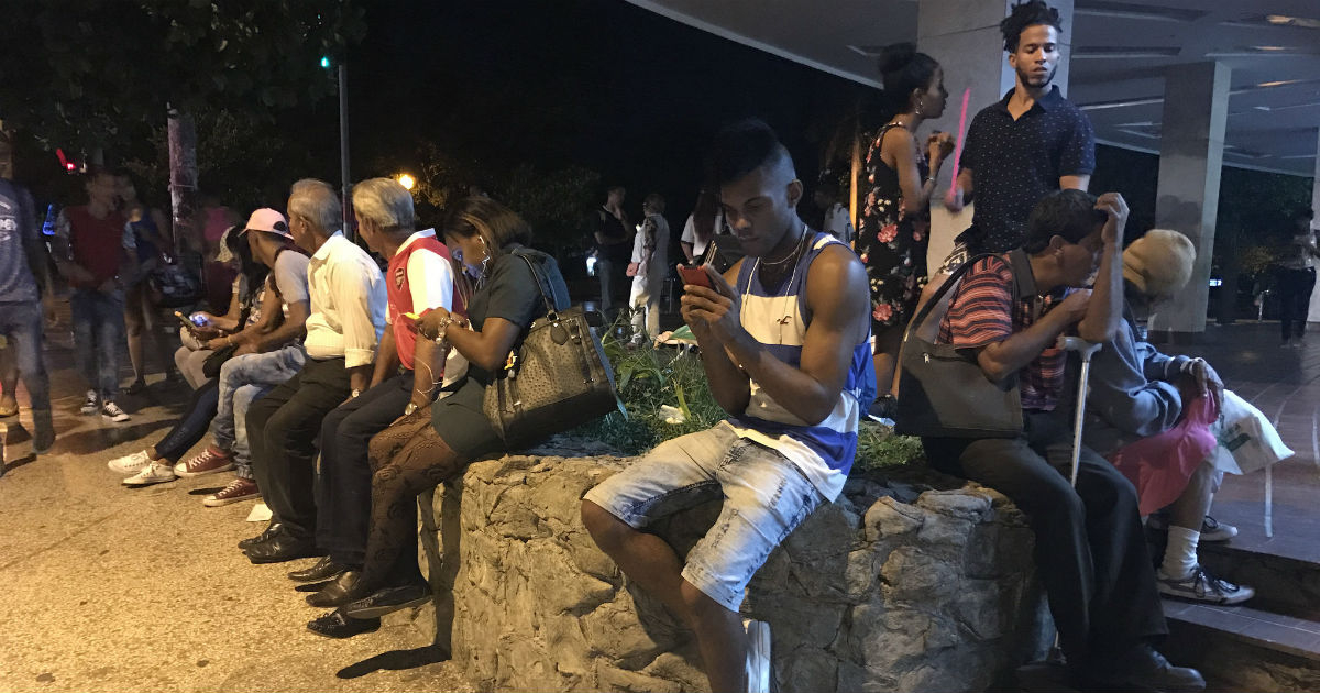 Cubanos, en zonas wifi, en la calle. © CiberCuba