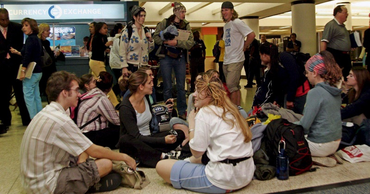 Pasajeros esperando en el Aeropuerto Internacional de Miami © Diario Las Américas / Álvaro Mata