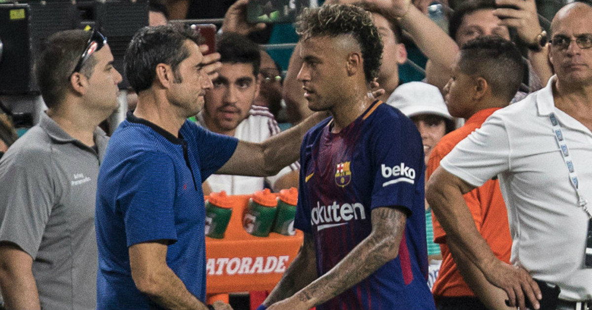 Neymar y Ernesto Valverde estrechan la mano durante un partido en EEUU © Sport / Edu Bayer