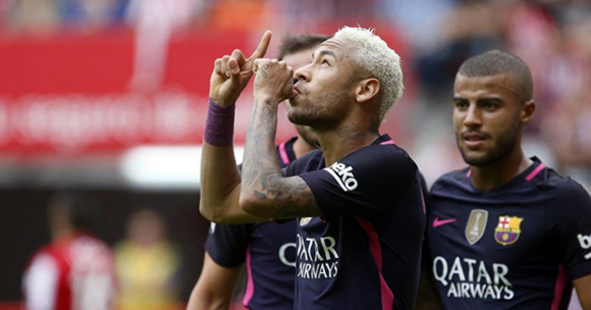 Neymar celebra, señalando al cielo, uno de sus goles © Cubadebate